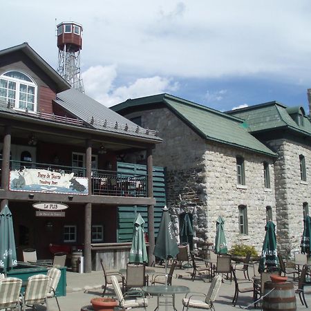 Chateau Logue Hotel Maniwaki Buitenkant foto