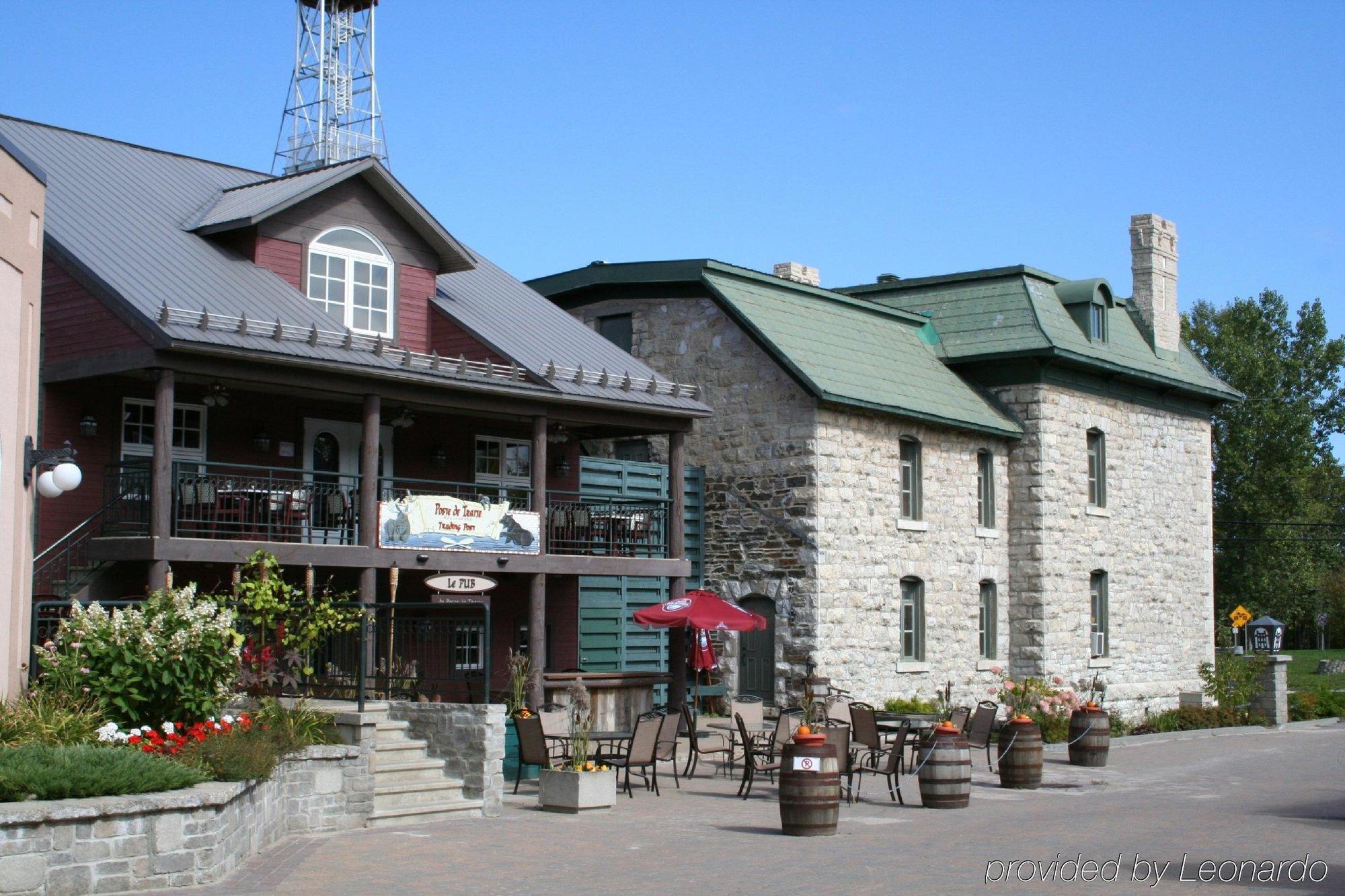 Chateau Logue Hotel Maniwaki Buitenkant foto
