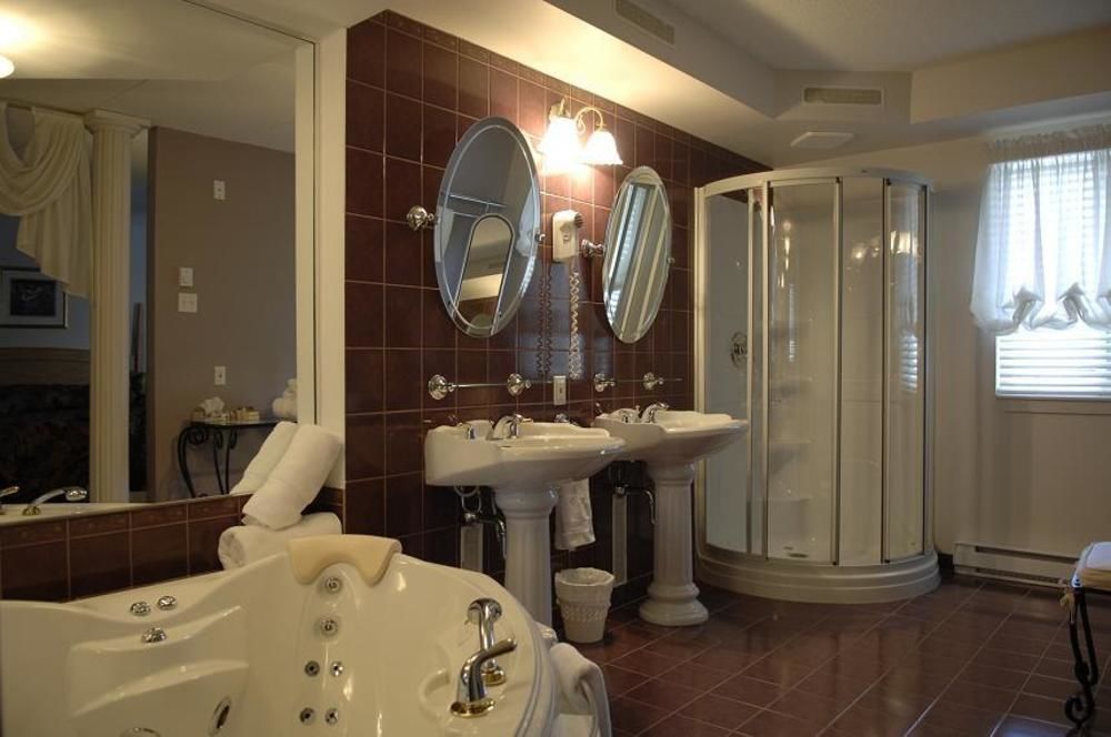 Chateau Logue Hotel Maniwaki Buitenkant foto