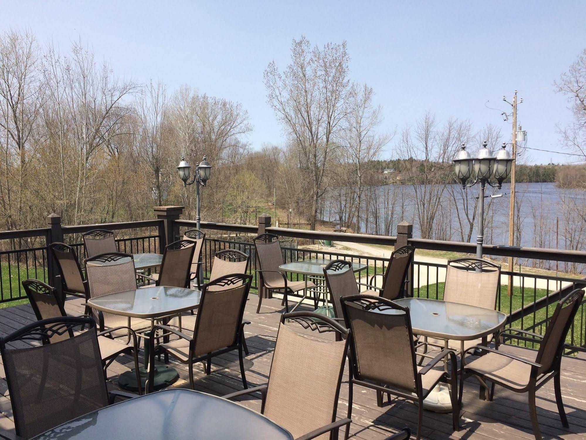 Chateau Logue Hotel Maniwaki Buitenkant foto