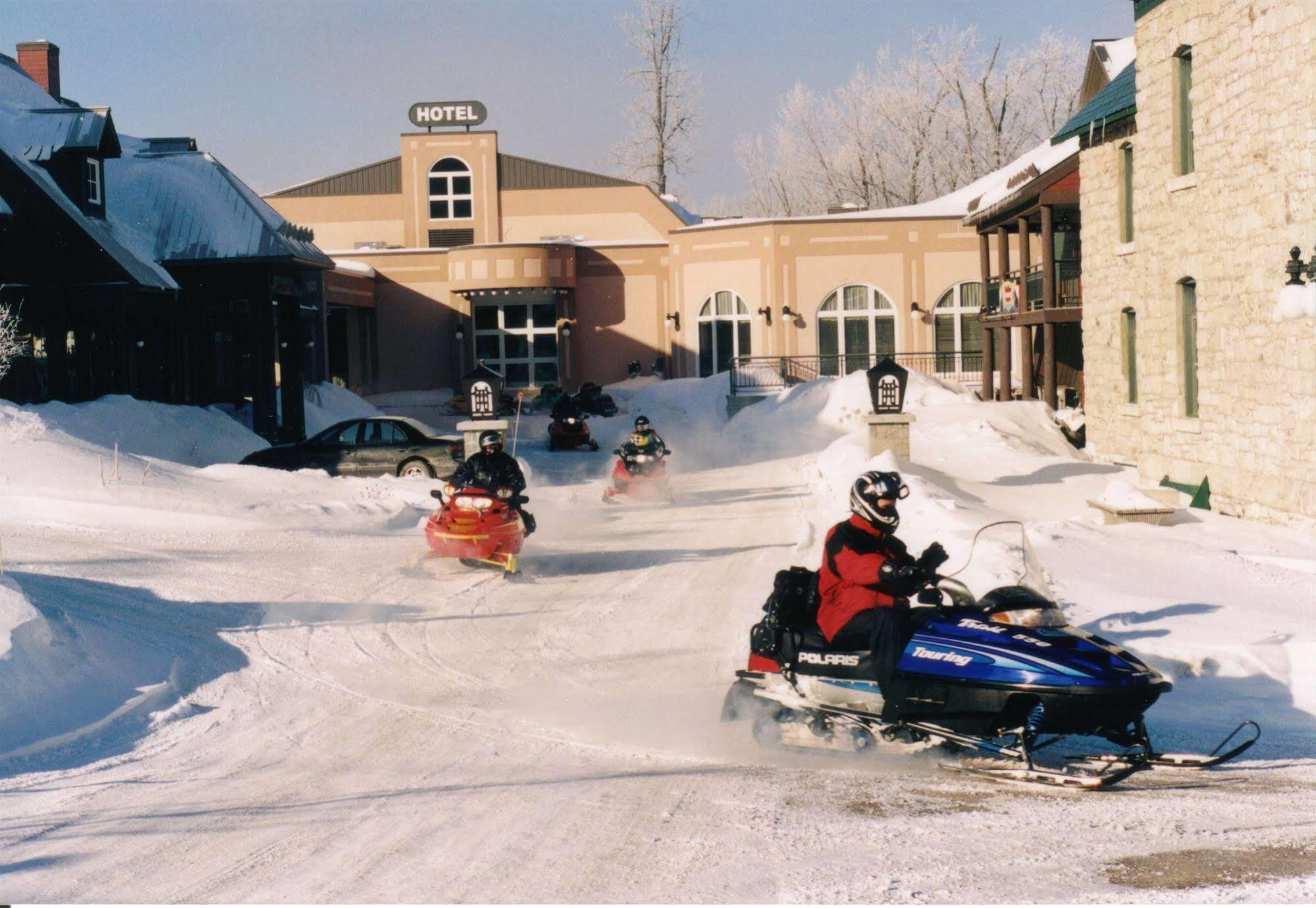 Chateau Logue Hotel Maniwaki Buitenkant foto